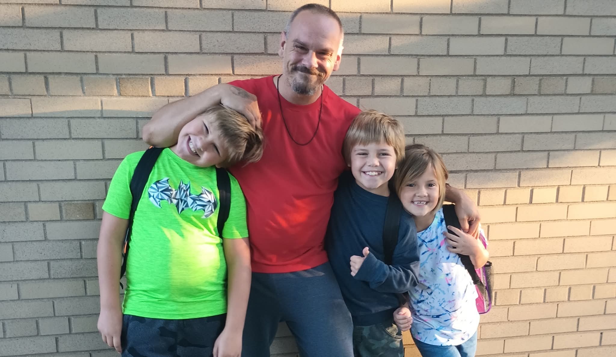 Rylee, Connor, and Alena Kannin with their father | Source: GoFundMe