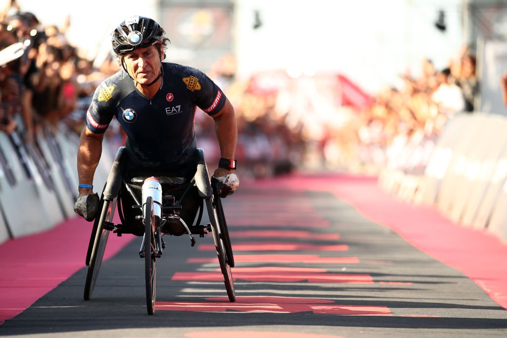 Alex Zanardi, d'Italie, célèbre avoir terminé IRONMAN Italie le 21 septembre 2019 à Cervia, en Italie. | Photo : Getty Images Alex Zanardi, d'Italie, célèbre avoir terminé IRONMAN Italie le 21 septembre 2019 à Cervia, en Italie. | Photo : Getty Images