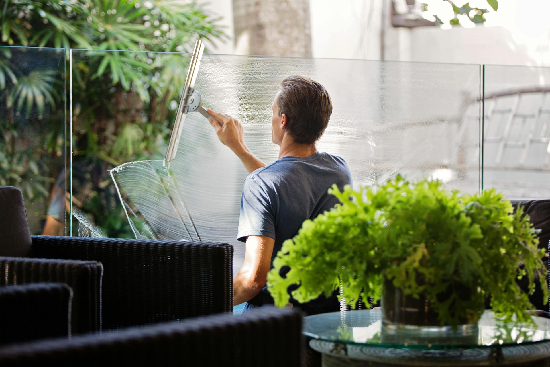 Man cleaning windows | Source: Pexels