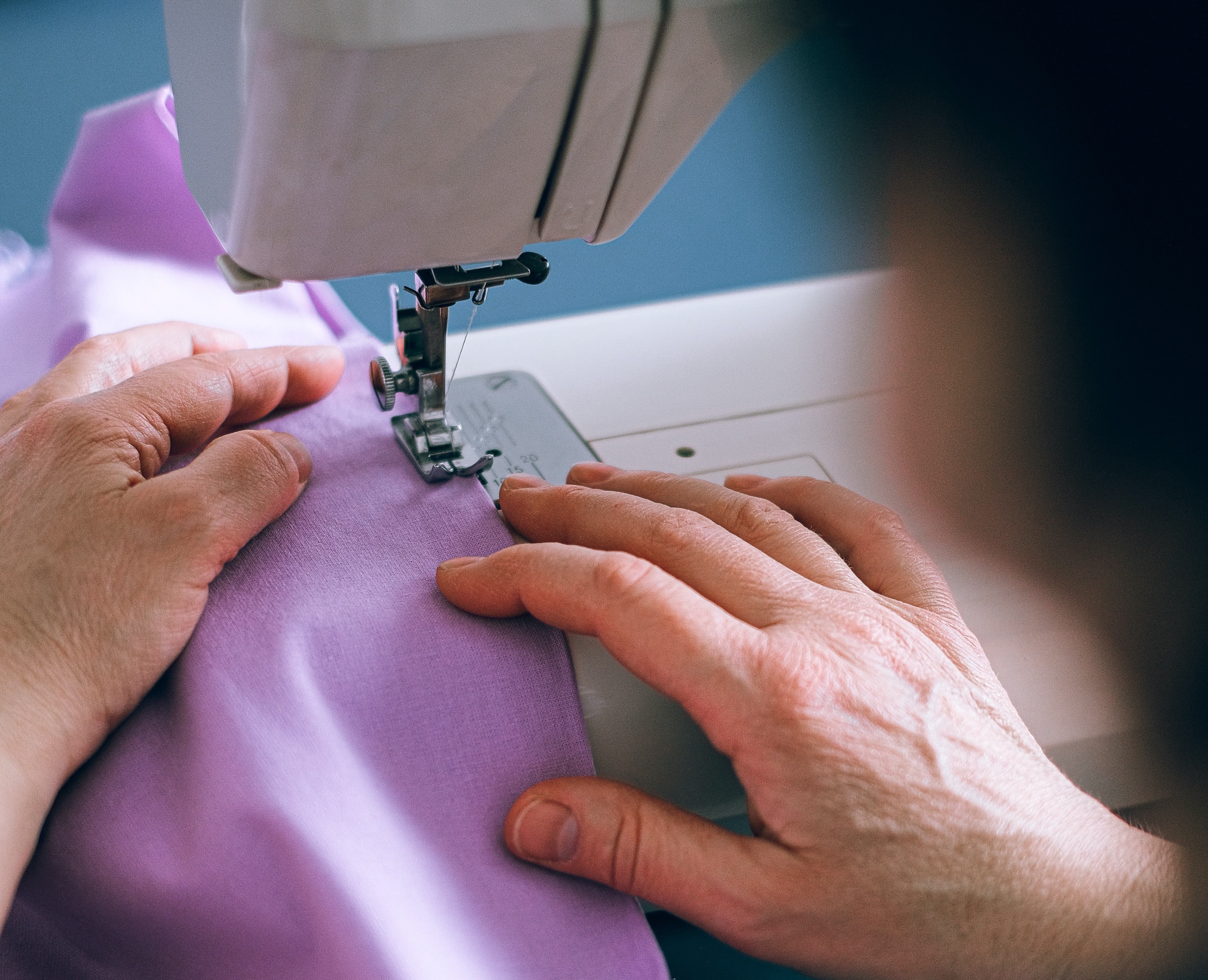 Una persona cosiendo en su máquina. | Foto: Pexels