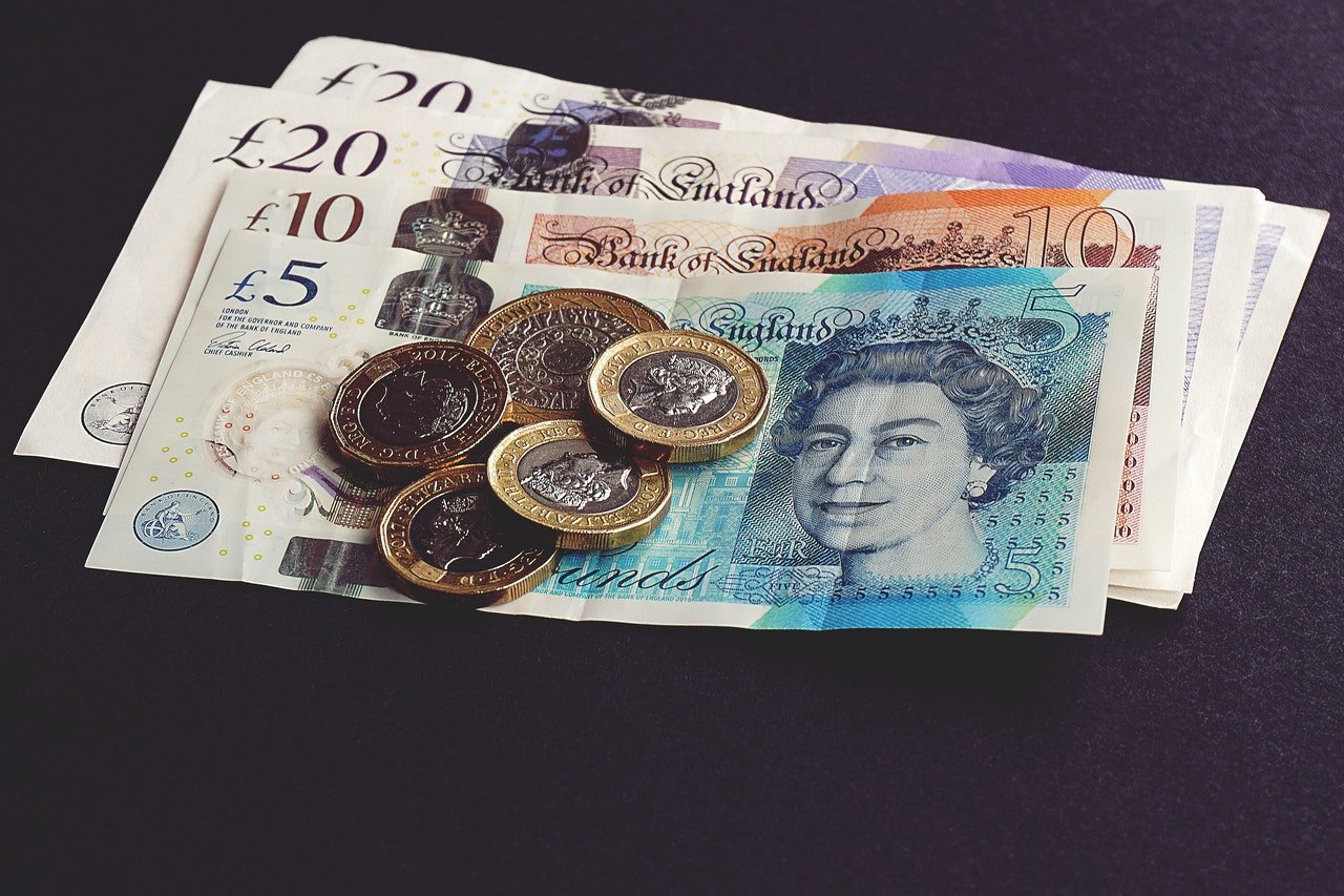 Pound banknotes and coins | Source: Pexels