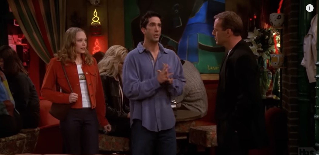 Alexandra Holden as Elizabeth Stevens, David Schwimmer as Ross Geller, and Bruce Willis as Paul Stevens in a "Friends" episode uploaded on May 4, 2022 | Source: YouTube/TBS