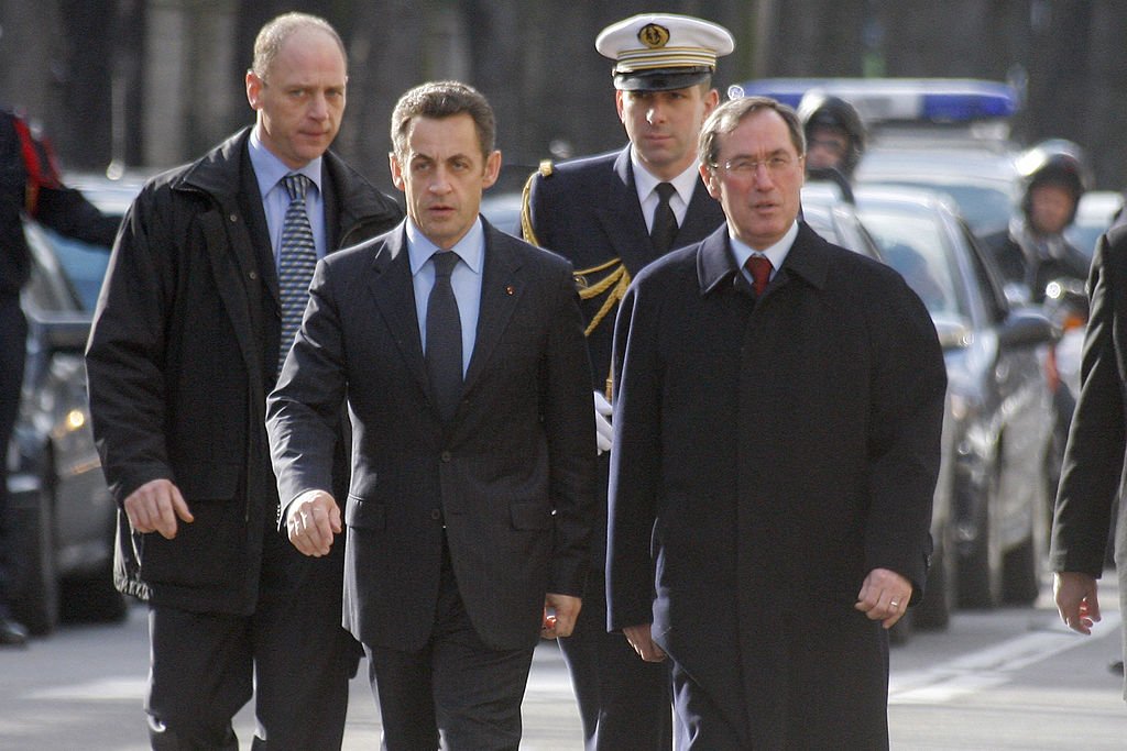 Le président français Nicolas Sarkozy et son secrétaire général Claude Guéant à pied du palais de l'Elysée présidentiel, le 6 février 2008, à Paris, pour se rendre au ministère de l'Intérieur pour assister à une cérémonie marquant le 10e anniversaire du préfet de Corse Claude Assassinat d'Erignac. І Source : Getty Images