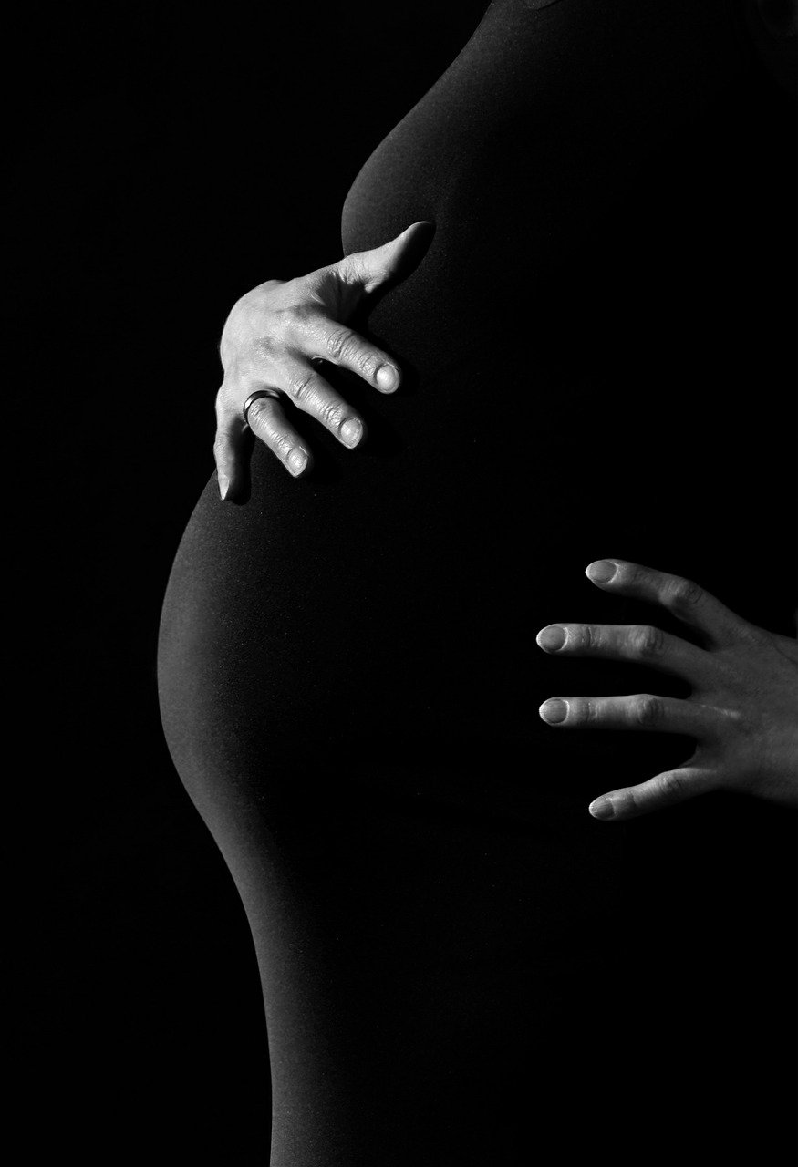 Mujer embarazada sostiene su vientre con las manos. | Foto: Pixabay