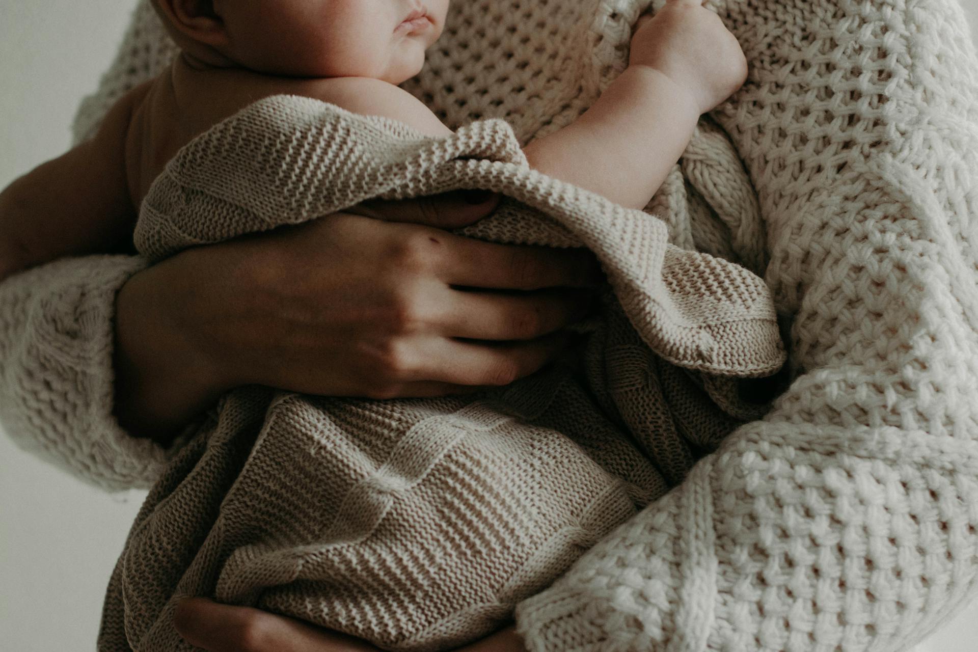 A woman holding a baby | Source: Pexels