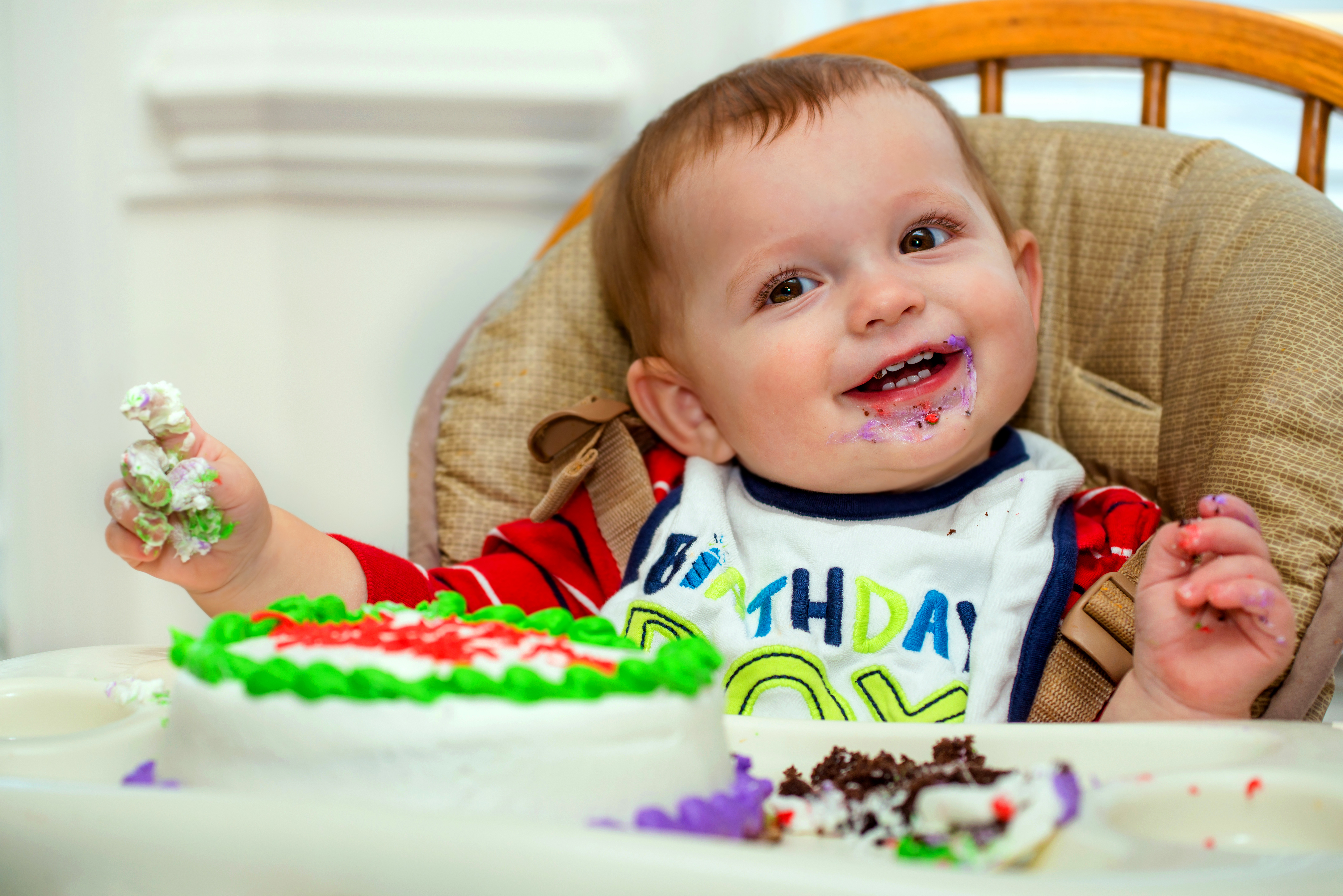 Little boy eating a cake | Source: Shutterstock