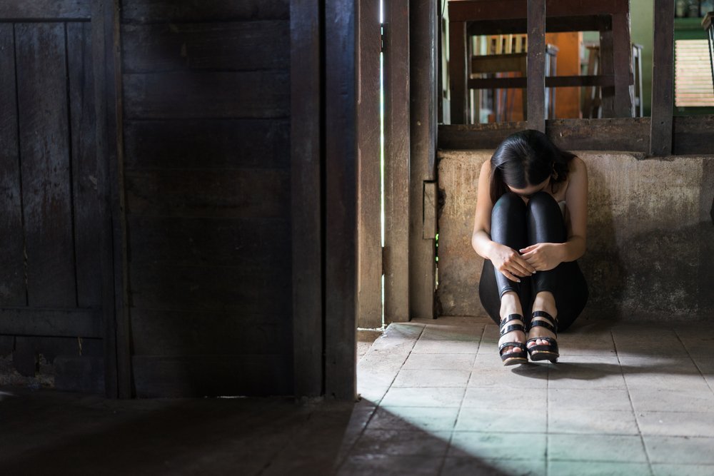 Alone and scared woman. | Photo: Shutterstock