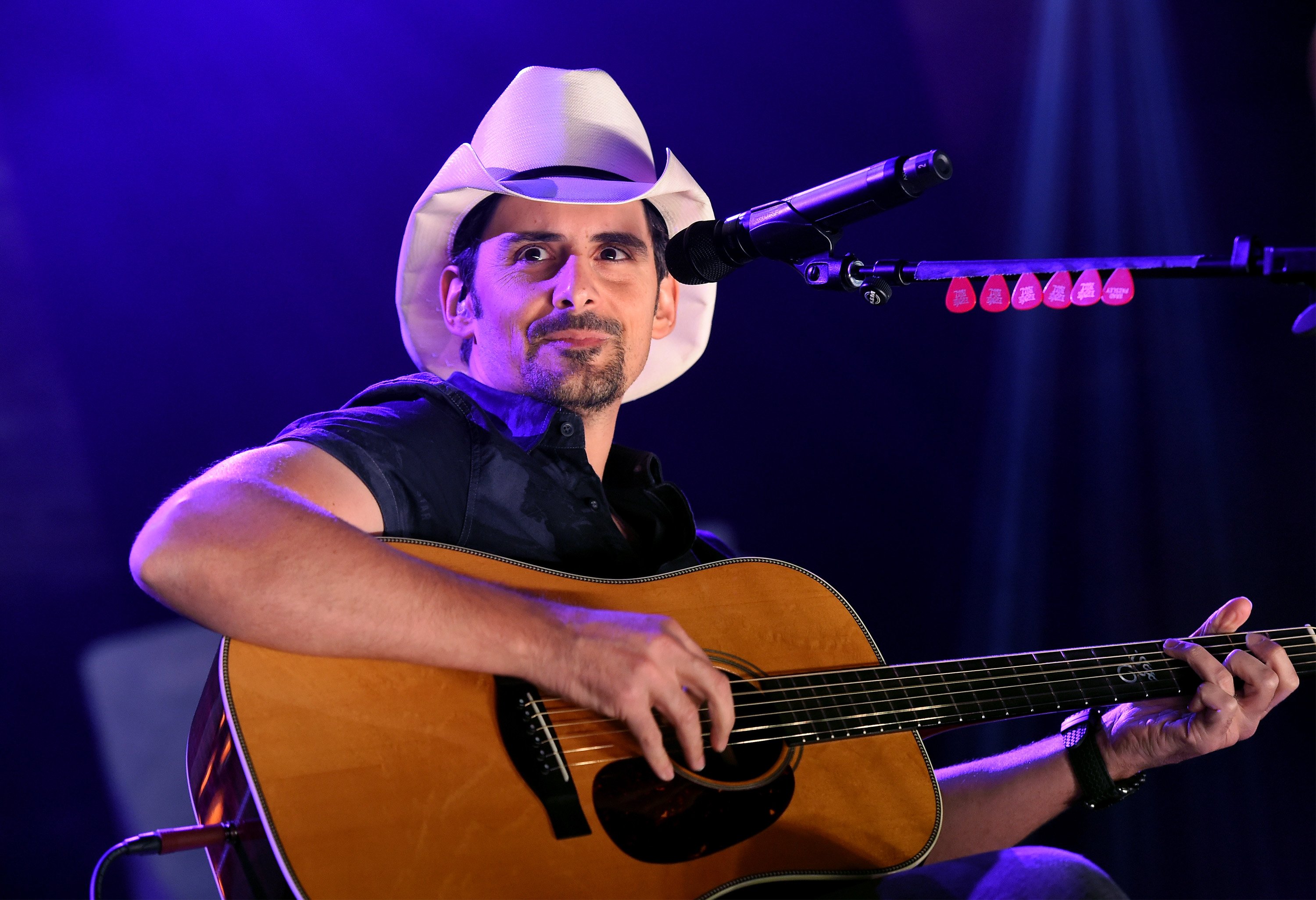 Brad Paisley performs at iHeartRadio Theater on November 11, 2016, in Burbank, California. | Source: Getty Images.