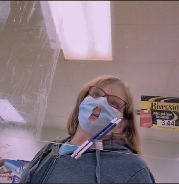 Mujer que cortó su mascarilla para "respirar mejor".| Foto: Tiktok/joegotti96