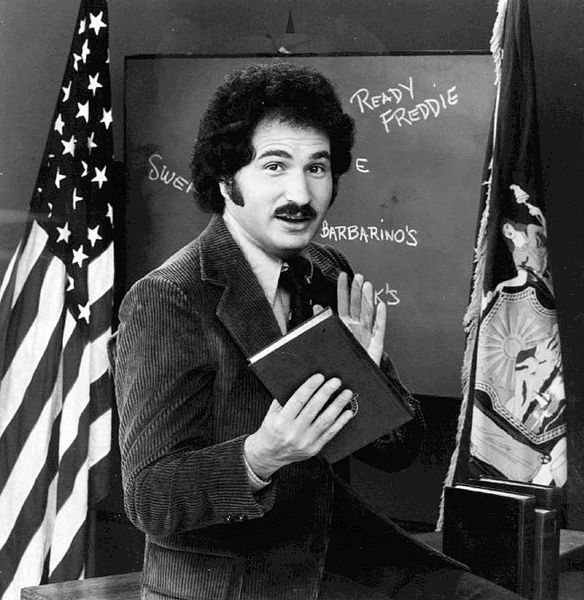 Gabe Kaplan in the "Welcome Back, Kotter." | Source: Wikimedia Commons