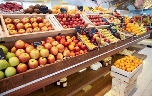Fruit and vegetables in a store. | Photo: Shutterstock
