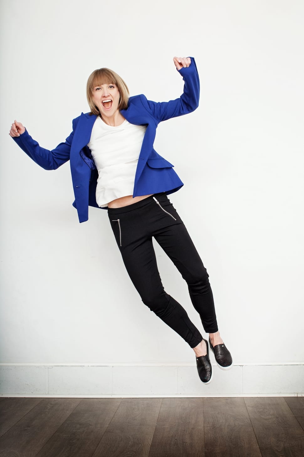 Mujer con un look en tonos azul y negro.| Foto: Peakpx