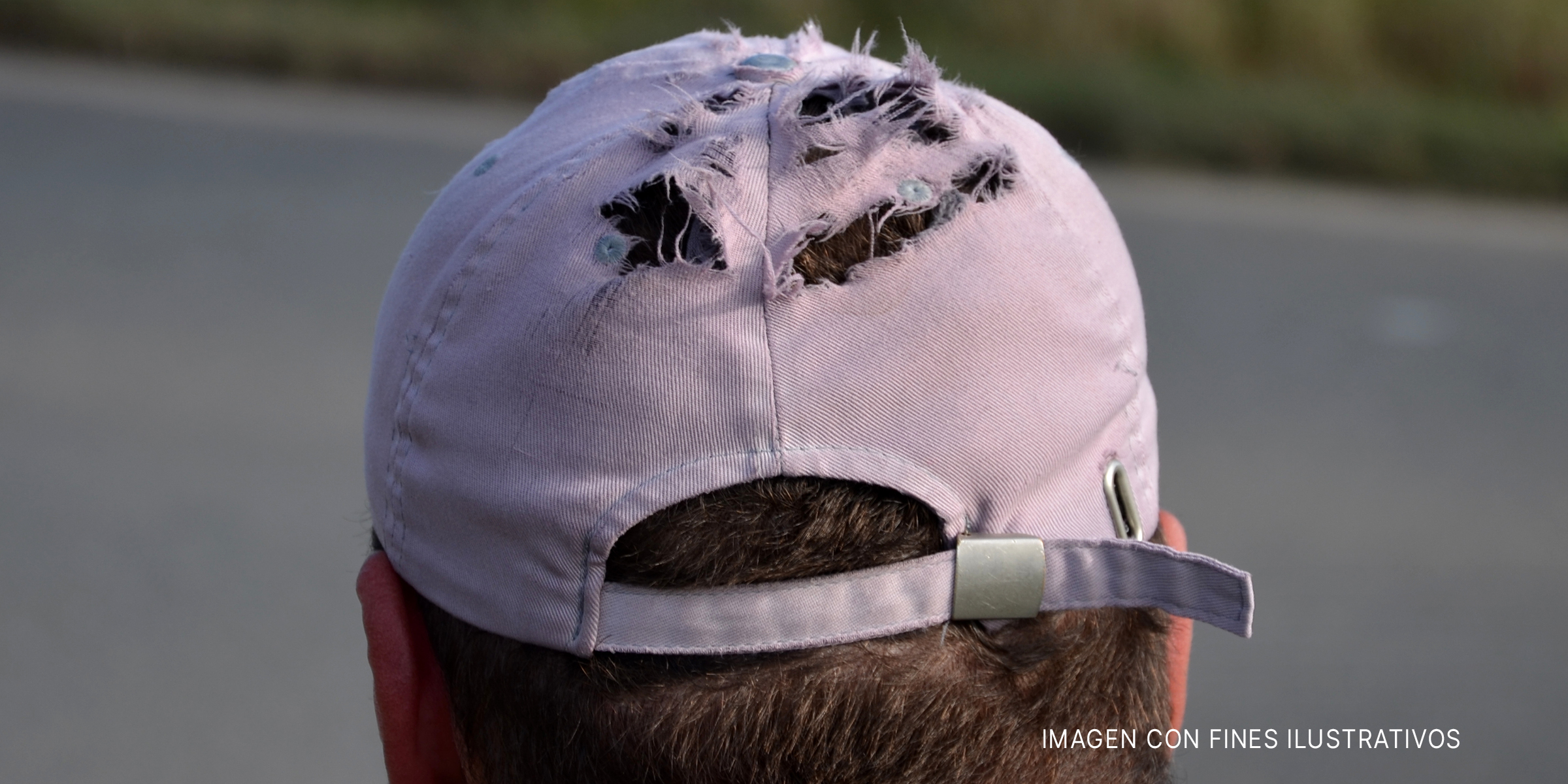 Gorra de béisbol rota sobre la cabeza de un hombre. | Foto: Shutterstock