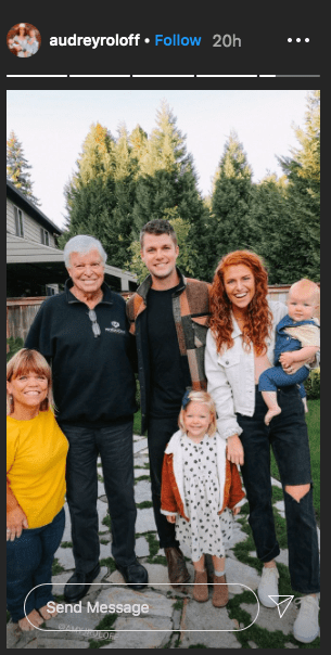 Amy Roloff's father, Gordon, in a picture with his grandkid Jeremy's family. | Photo: Instagram/@audreyroloff
