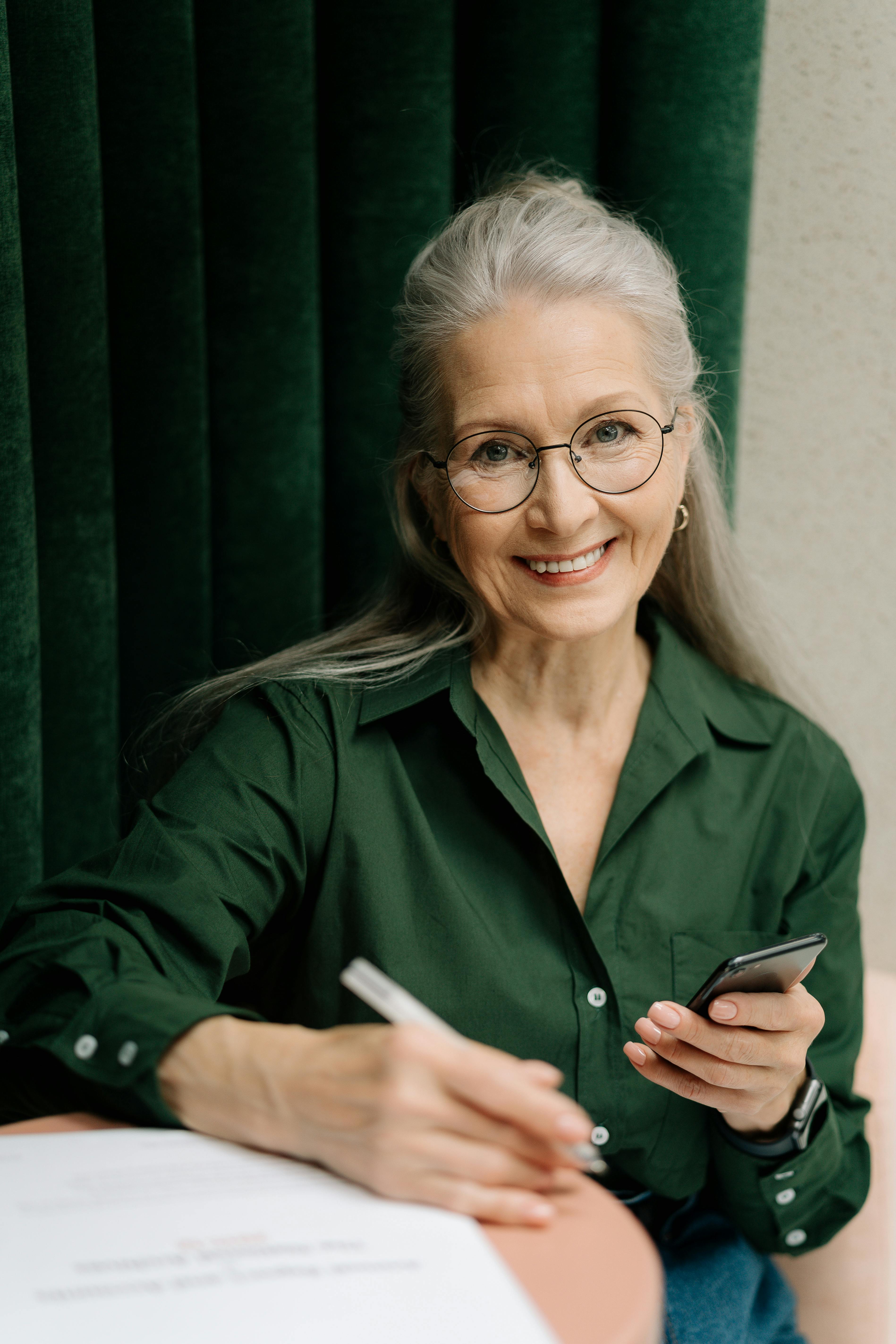 Una mujer mayor sonriendo | Fuente: Pexels