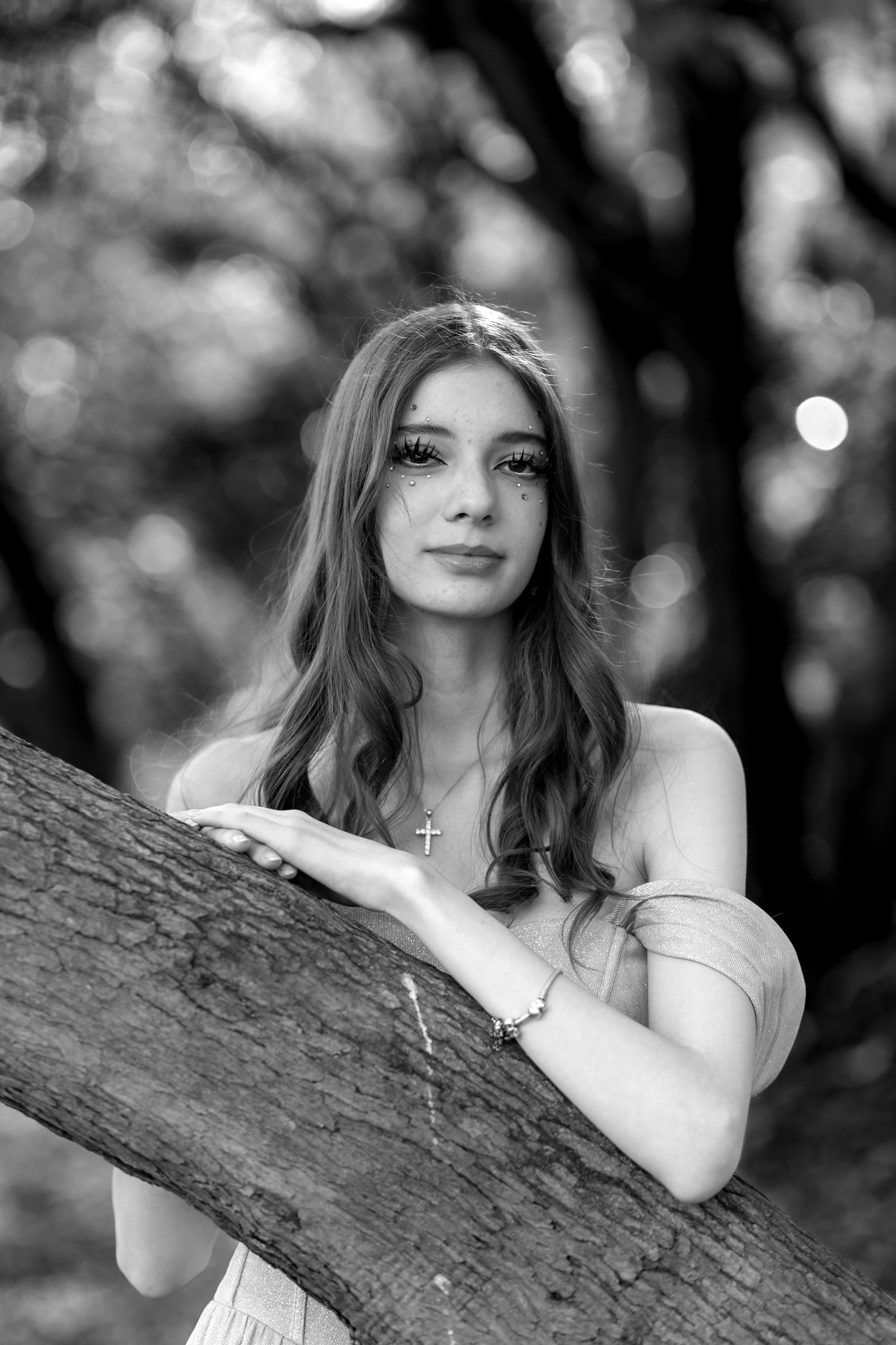 A woman posing by a tree in a park | Source: Pexels