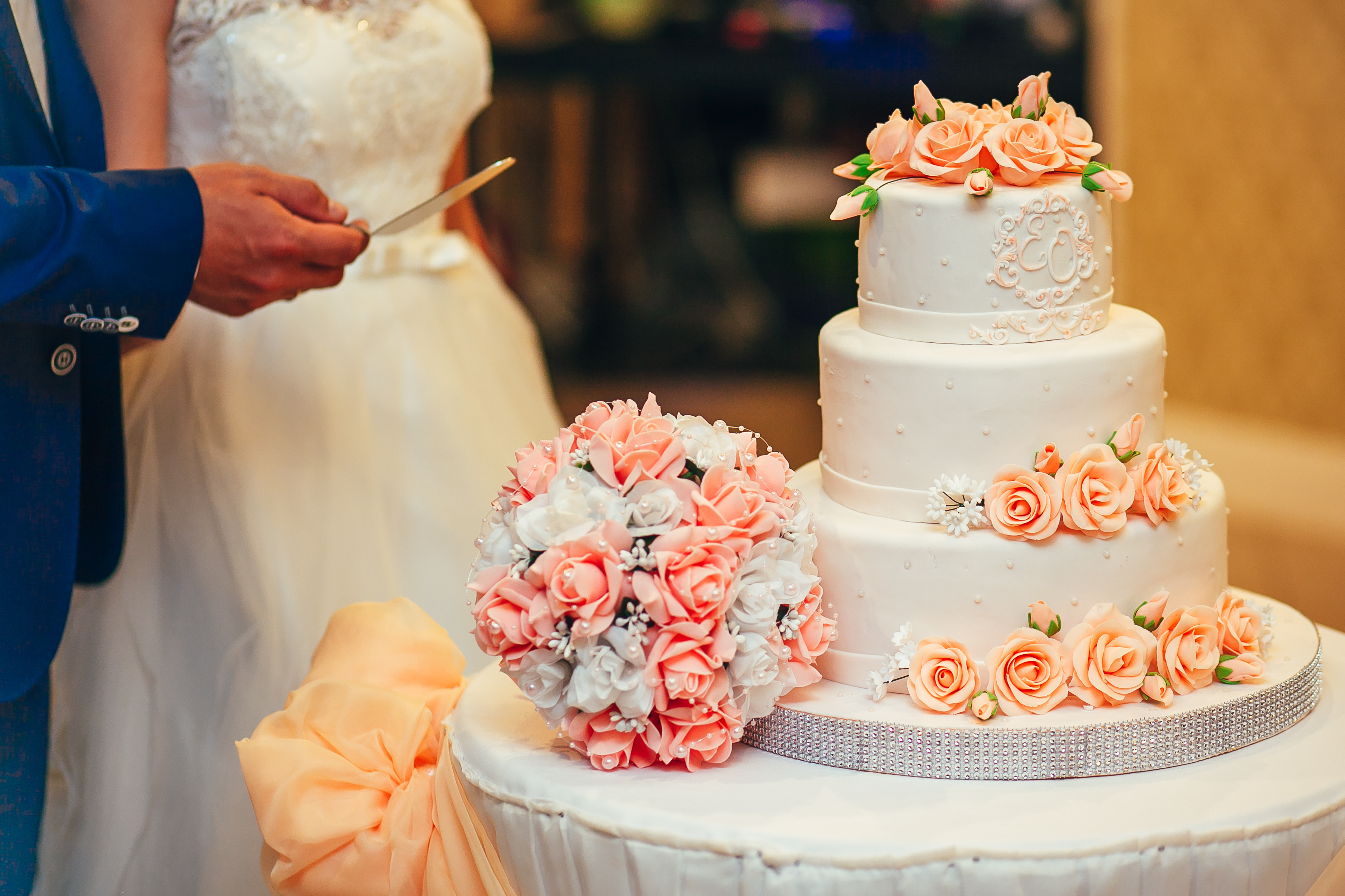 A bride and groom about to cut their wedding cake | Source: Shutterstock