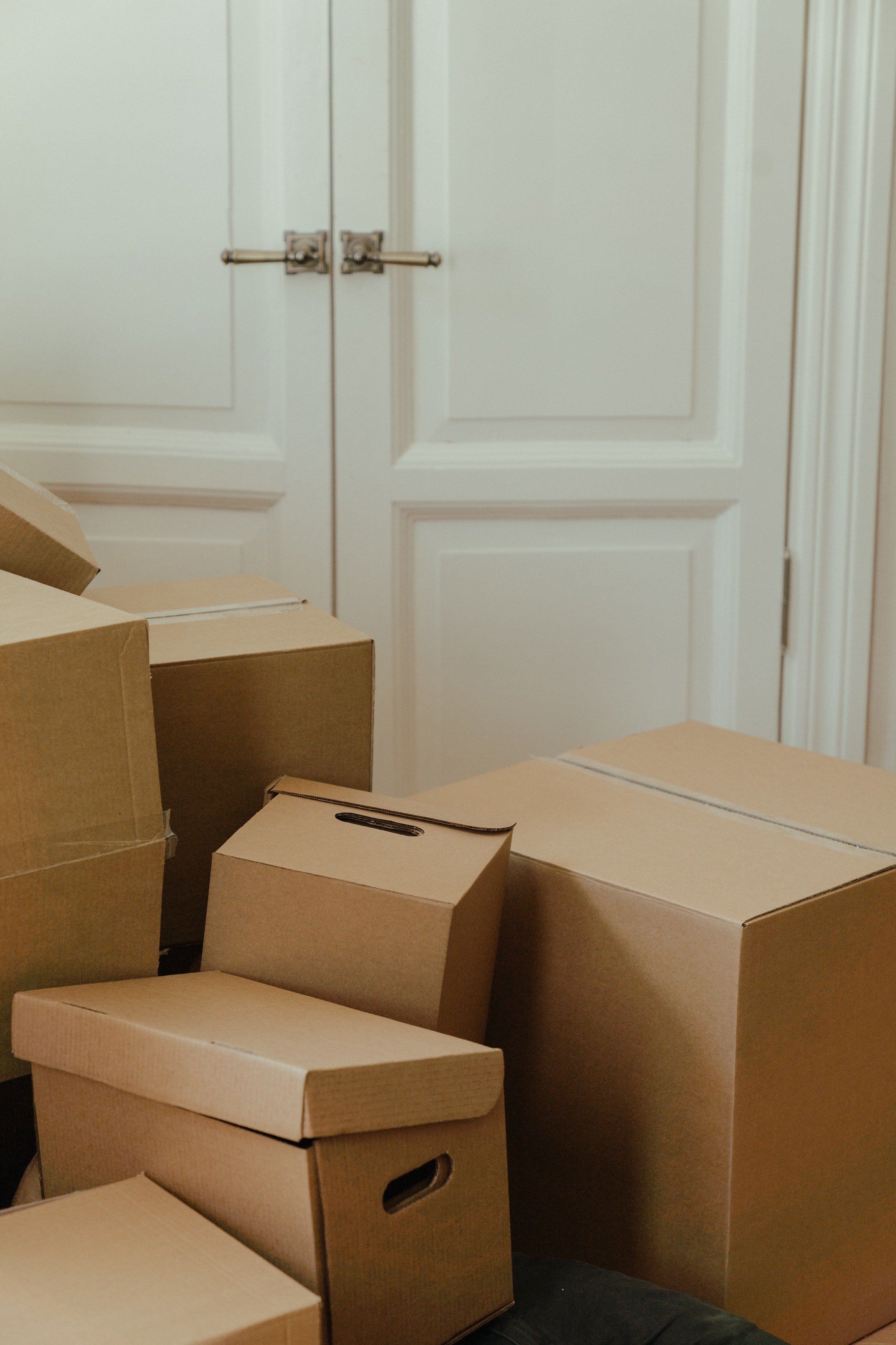 Empty boxes in a room. | Photo: Pexels