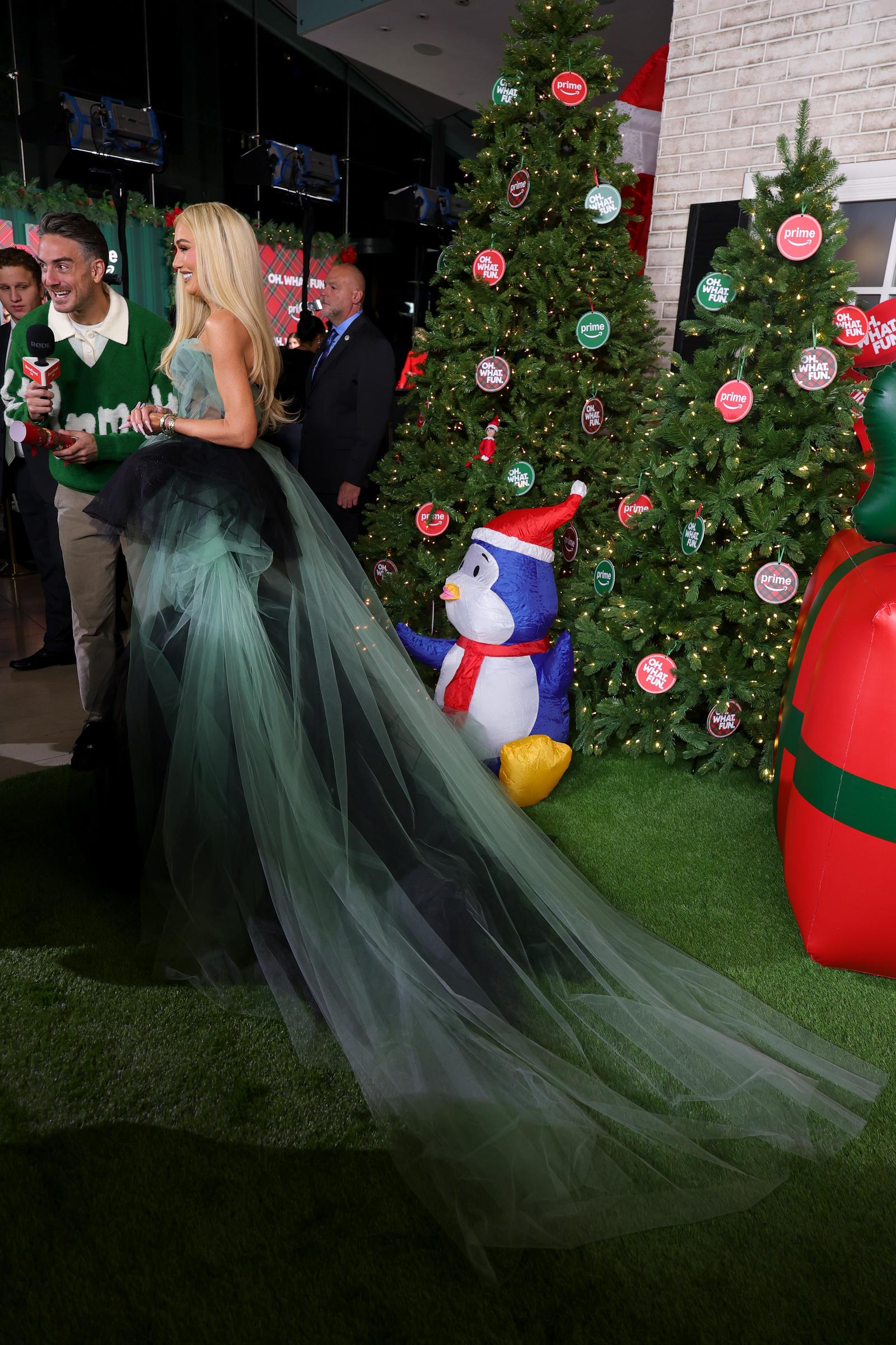 Gwen Stefani speaking with a reporter at the event. | Source: Getty Images