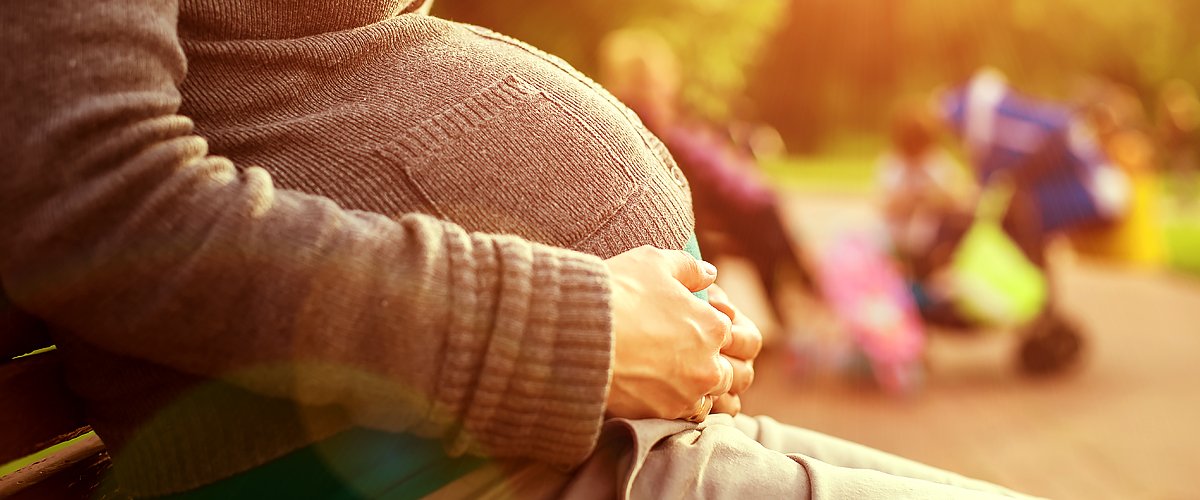Mujer embarazada sentada en una banca. | Foto: Shutterstock