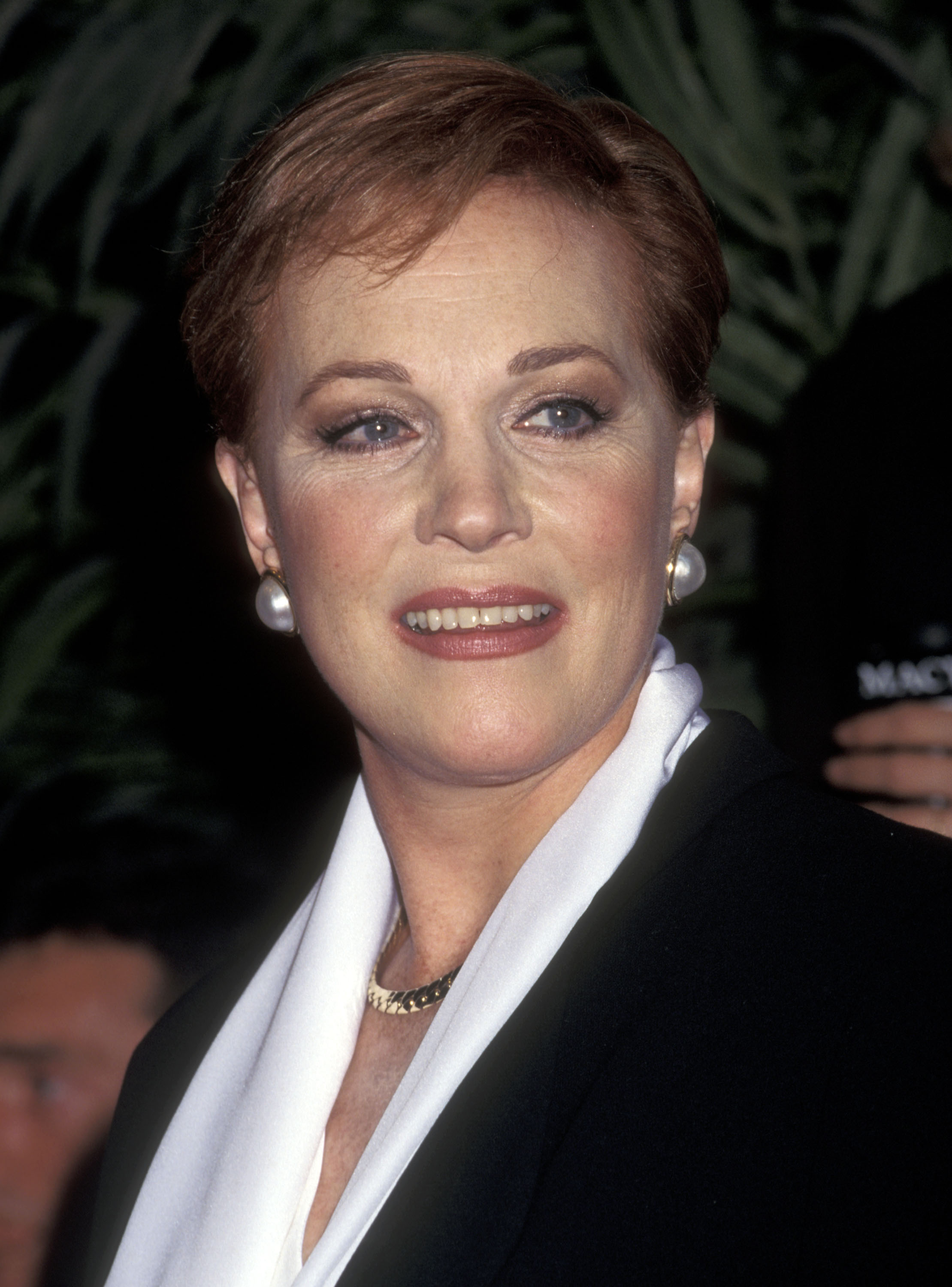 Julie Andrews at Macy's ribbon-cutting ceremony to reveal their "Victor/Victoria" Boutique on September 28, 1995, in New York City. | Source: Getty Images