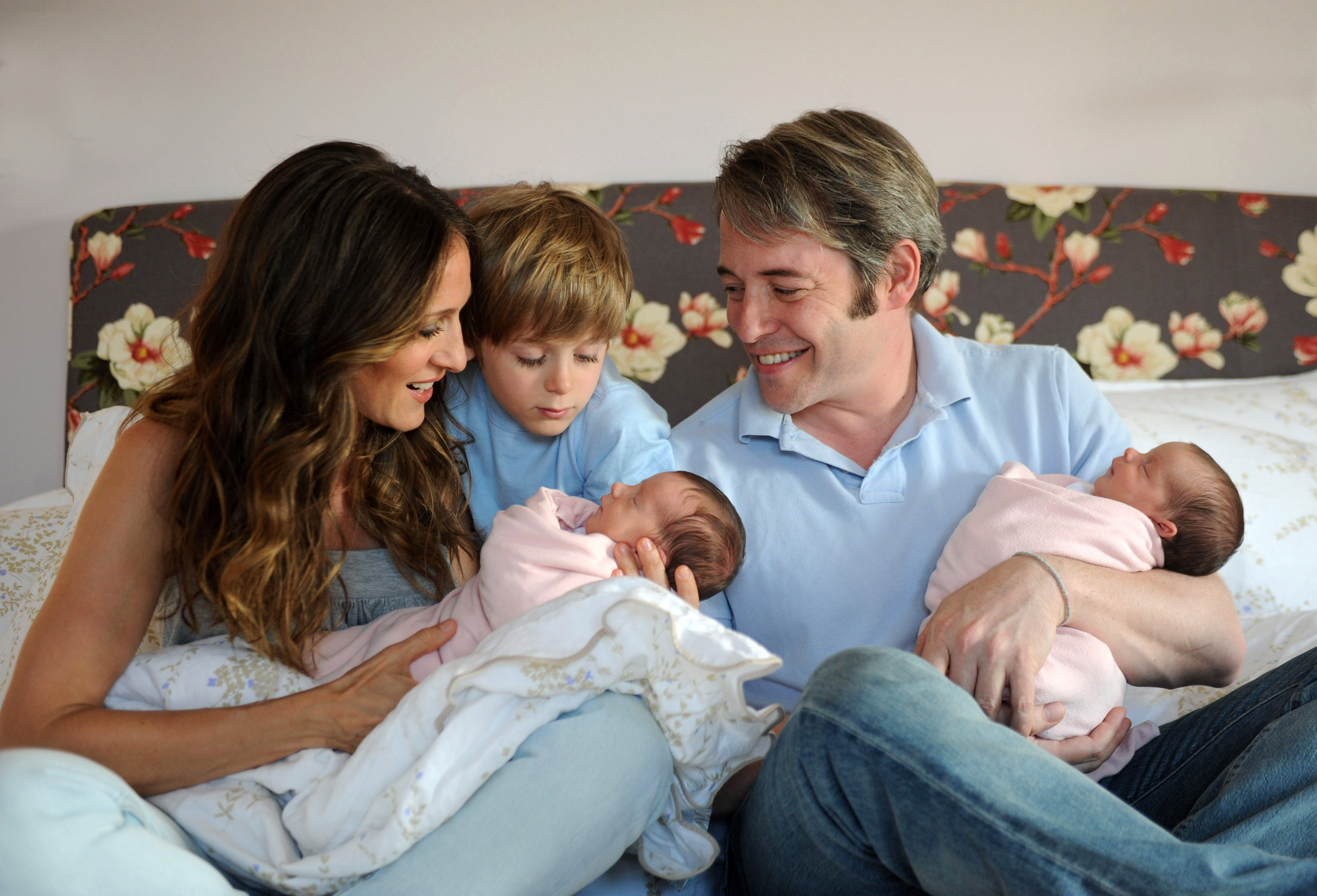 Sarah Jessica Parker holding her daughter Marion Loretta Elwell Broderick, her son James Wilkie Broderick, and Matthew Broderick holding Tabitha Hodge Broderick on June 22, 2009, in New York City | Source: Getty Images