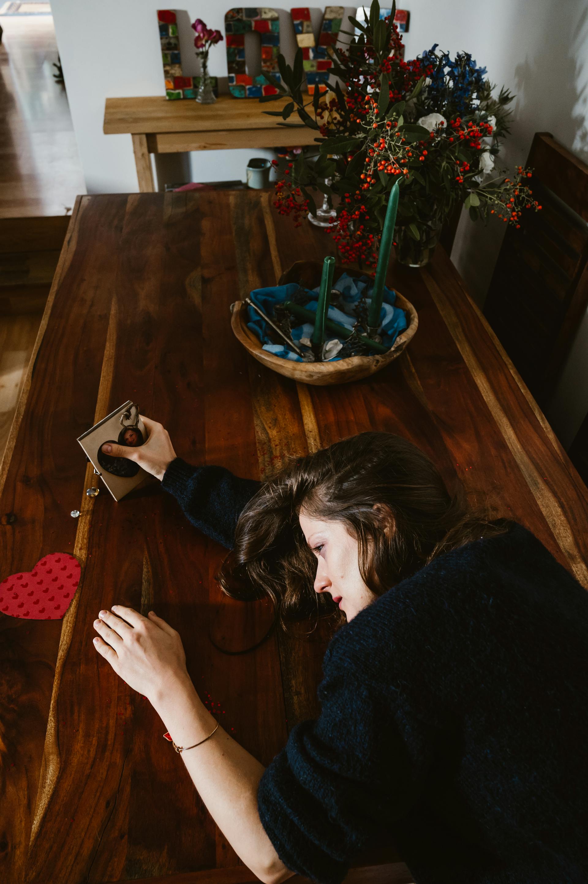 A mourning woman holding a framed photo | Source: Pexels