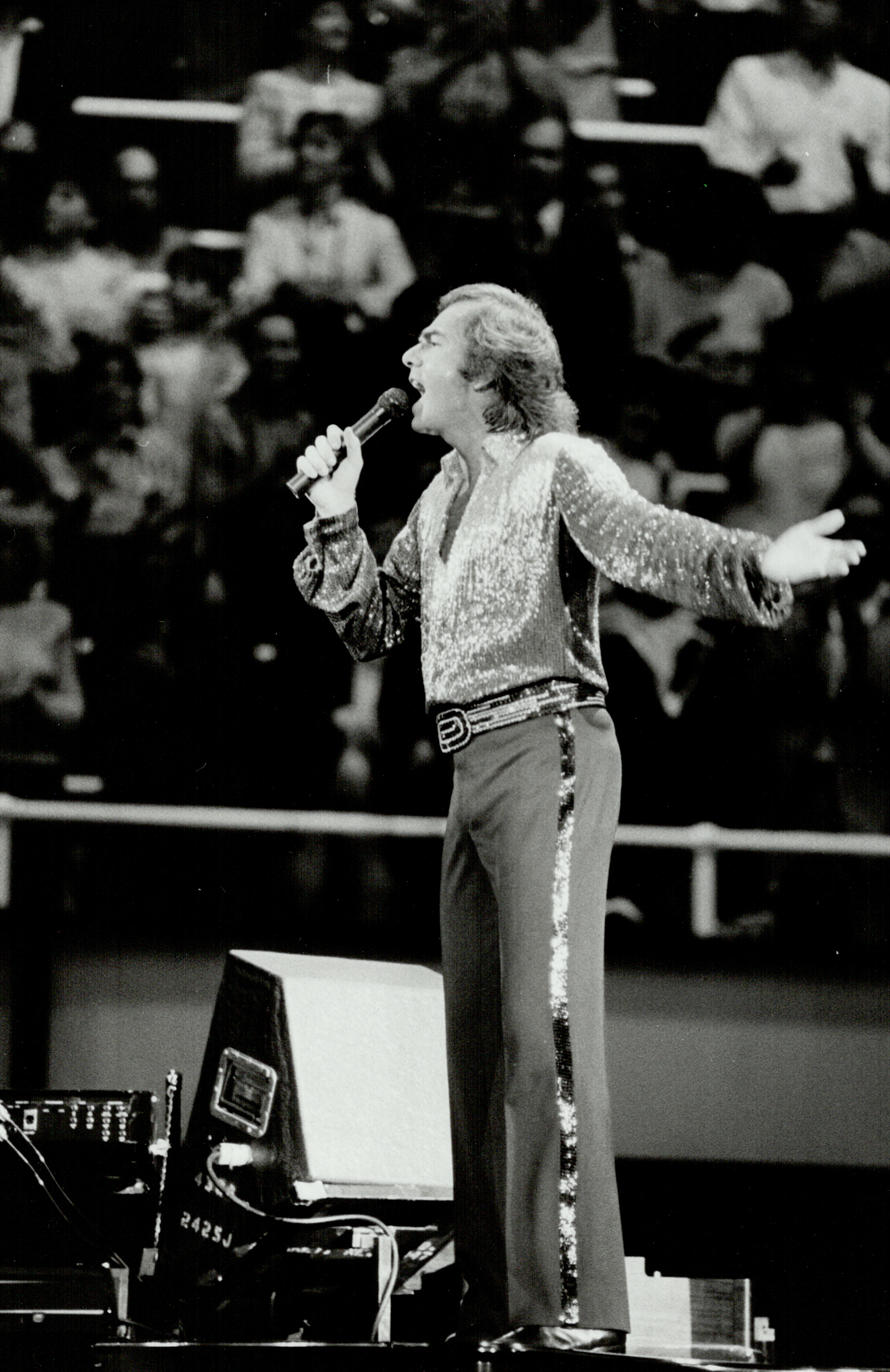 The  singer performing live in 1982. | Source: Getty Images