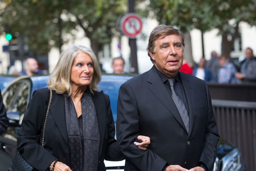 Jean Pierre Foucault et son épouse Evelyne Jarre assistent aux funérailles de Mireille Darc à l'Eglise Saint Sulpice le 1er septembre 2017 à Paris. | Photo : Getty Images