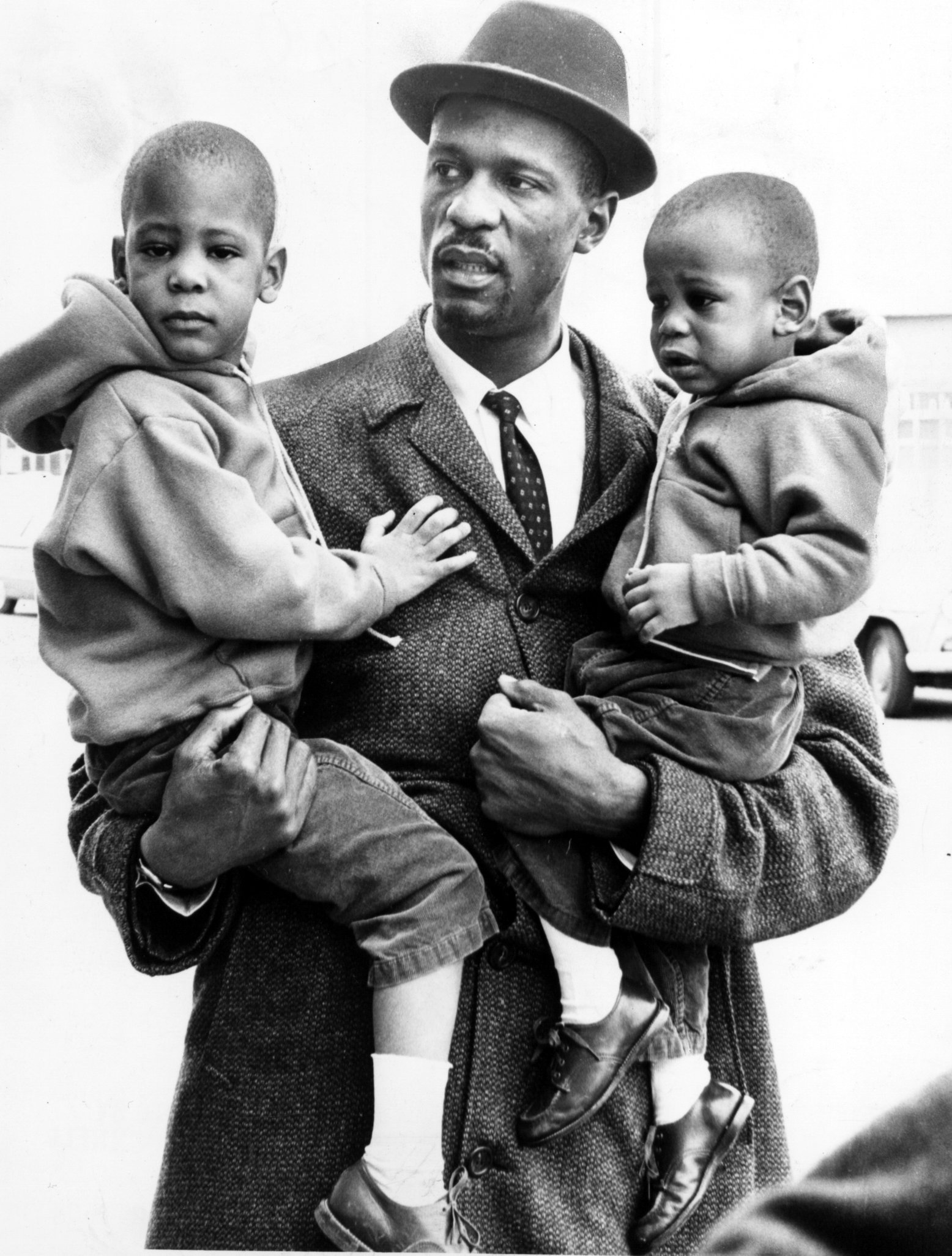 Bill Russell and his sons, Budda, 3, and Jacob, 20 months, circs 1961 | Source: Getty Images