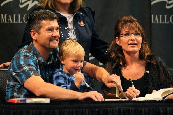 Todd Palin, Tripp Palin and Sarah Palin greet fans at the Best Buy Rotunda at Mall of America in Bloomington, Minnesota | Photo: Getty Images