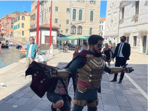 A fan cosplaying beside Venice canals in Italy. | Photo: instagram.com/jakegyllenhaal