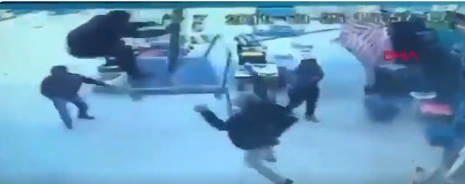 La sombrilla se levanta del suelo con un hombre encima de ella. | Foto: Twitter/DailySabah