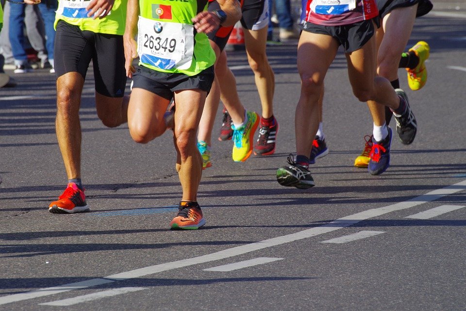 Des gens en train de courir le marathon. | photo : Pixabay Des gens en train de courir le marathon. | photo : Pixabay