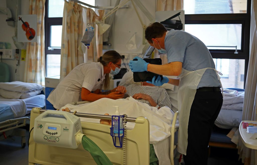 Un patient de la Covid-19 qui apprend à nouveau à lire. | Photo : Getty Images