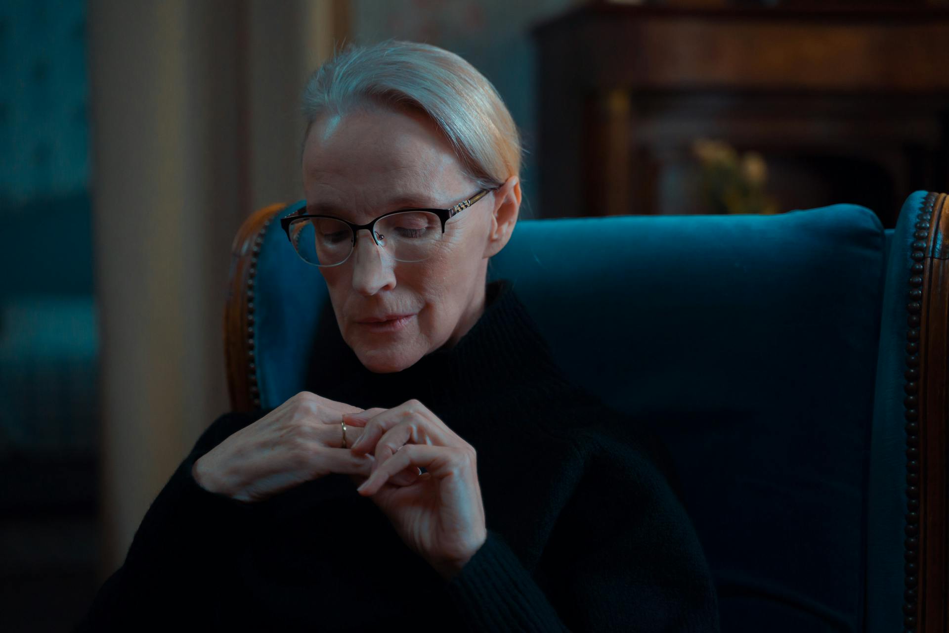 An older woman sitting in a living room | Source: Pexels
