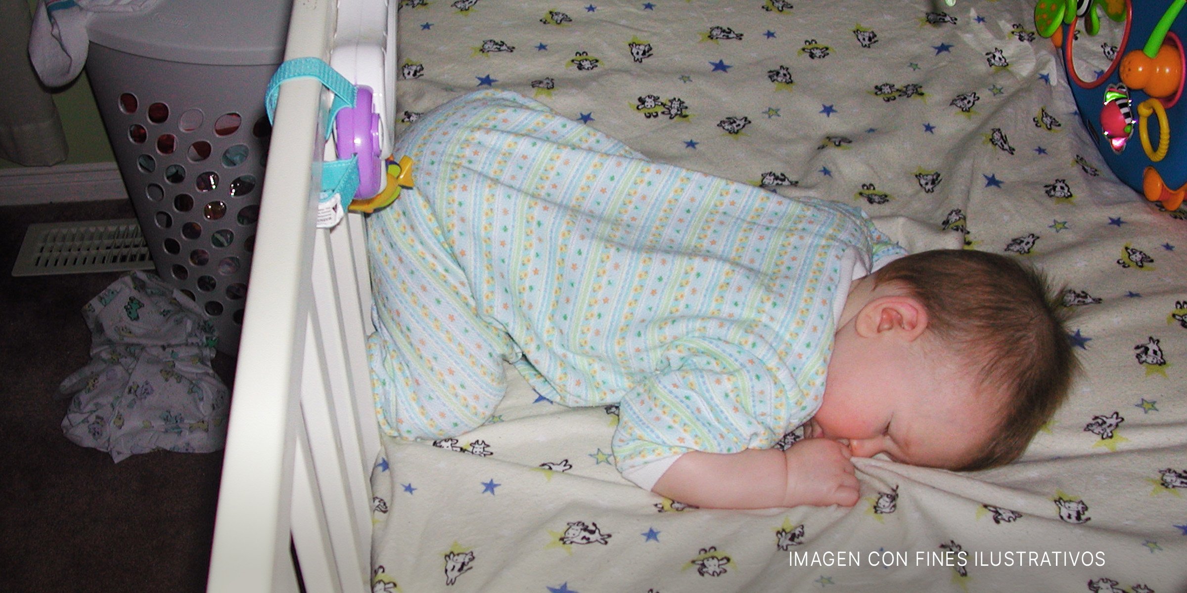 Un bebé durmiendo en una cuna | Foto: flickr.com/DNAMichaud (CC BY 2.0)