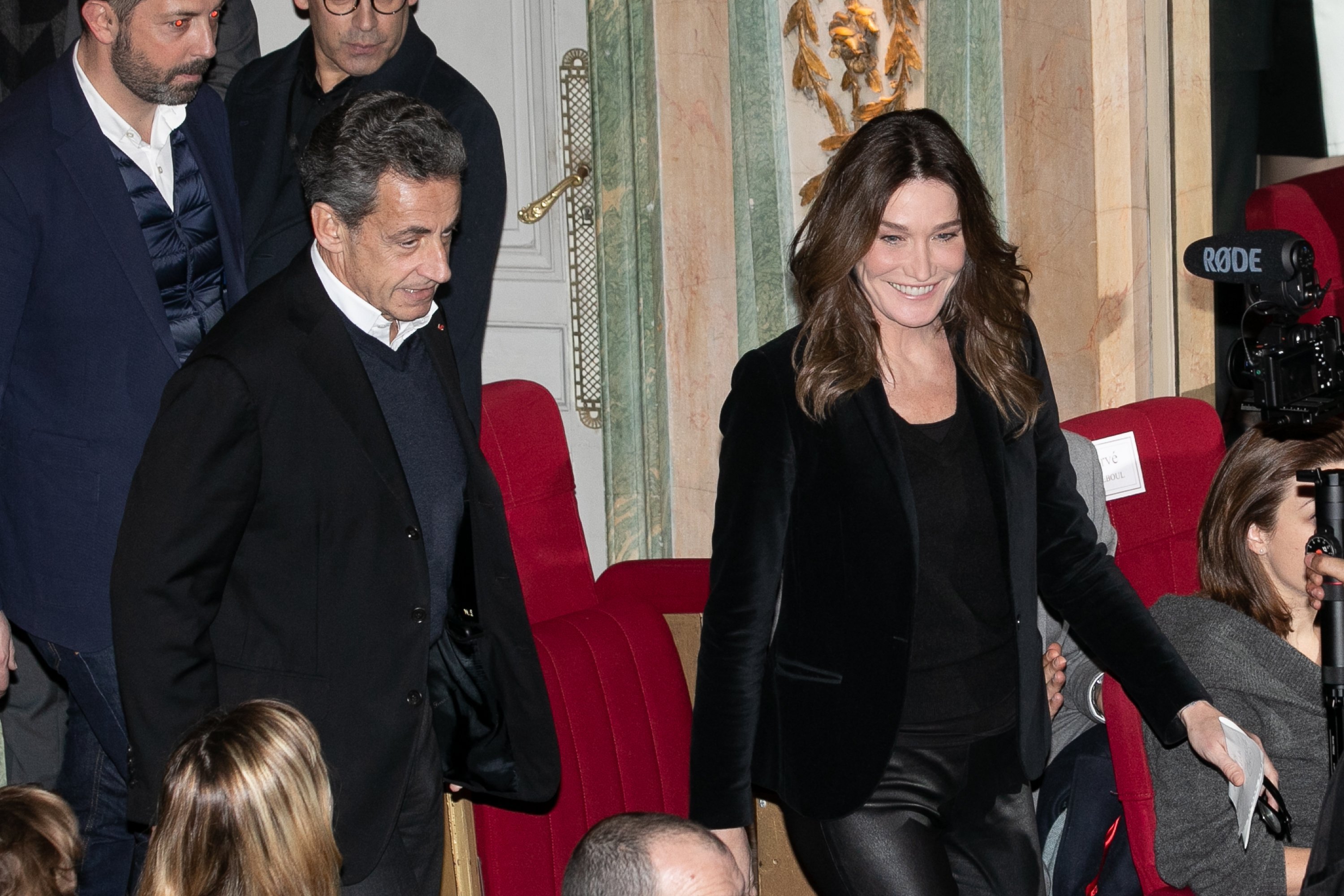 Nicolas Sarkozy et sa femme Carla Bruni Sarkozy au musée Grevin, à Paris, France | Photo : Getty Images