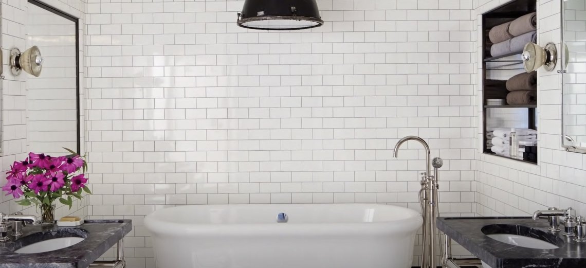 Meg Ryan's master bathroom in her New York City loft on April 10, 2017. | Source: YouTube/Architectural Digest