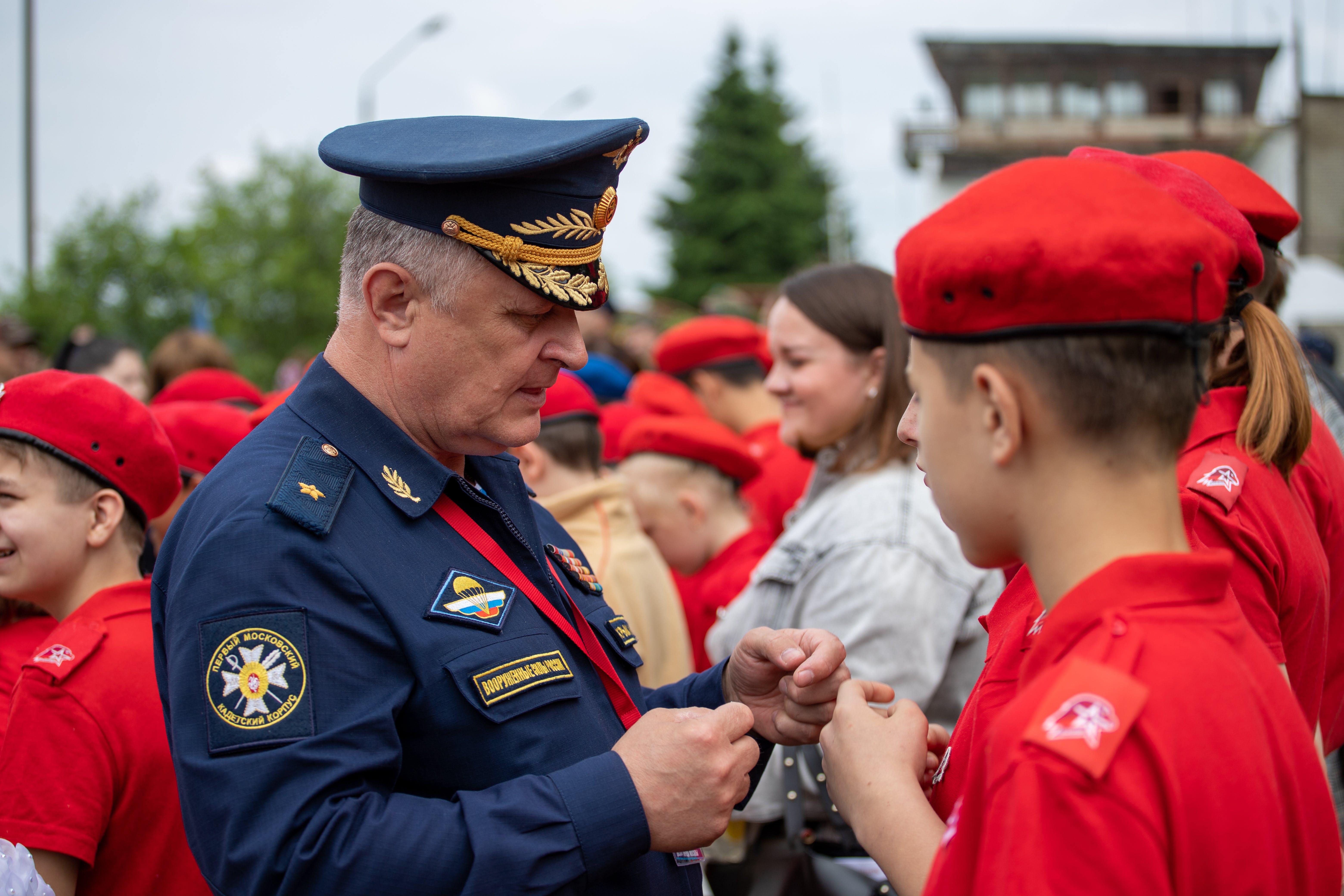 A military officer talking to students | Source: Pexels