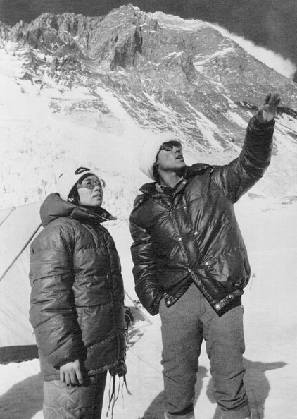 Junko Tabei spricht mit einem Sherpa, Mt. Everest | Quelle: Getty Images