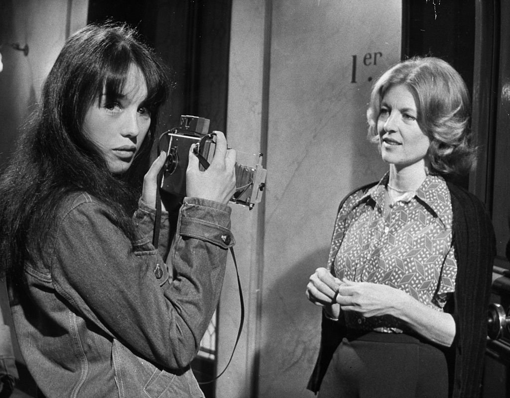 L'actrice française Isabelle Adjani prend une photo de Nicole Courcel entre deux prises du film de Claude Pinoteau "La Gifle" aux studios Billancourt. | Photo : Getty Images