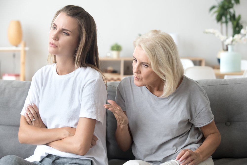 Die Mutter spricht mit der wütenden Tochter. | Quelle: Shutterstock