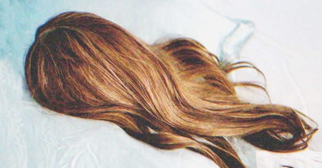 Una peluca sobre una manta. | Foto: Shutterstock