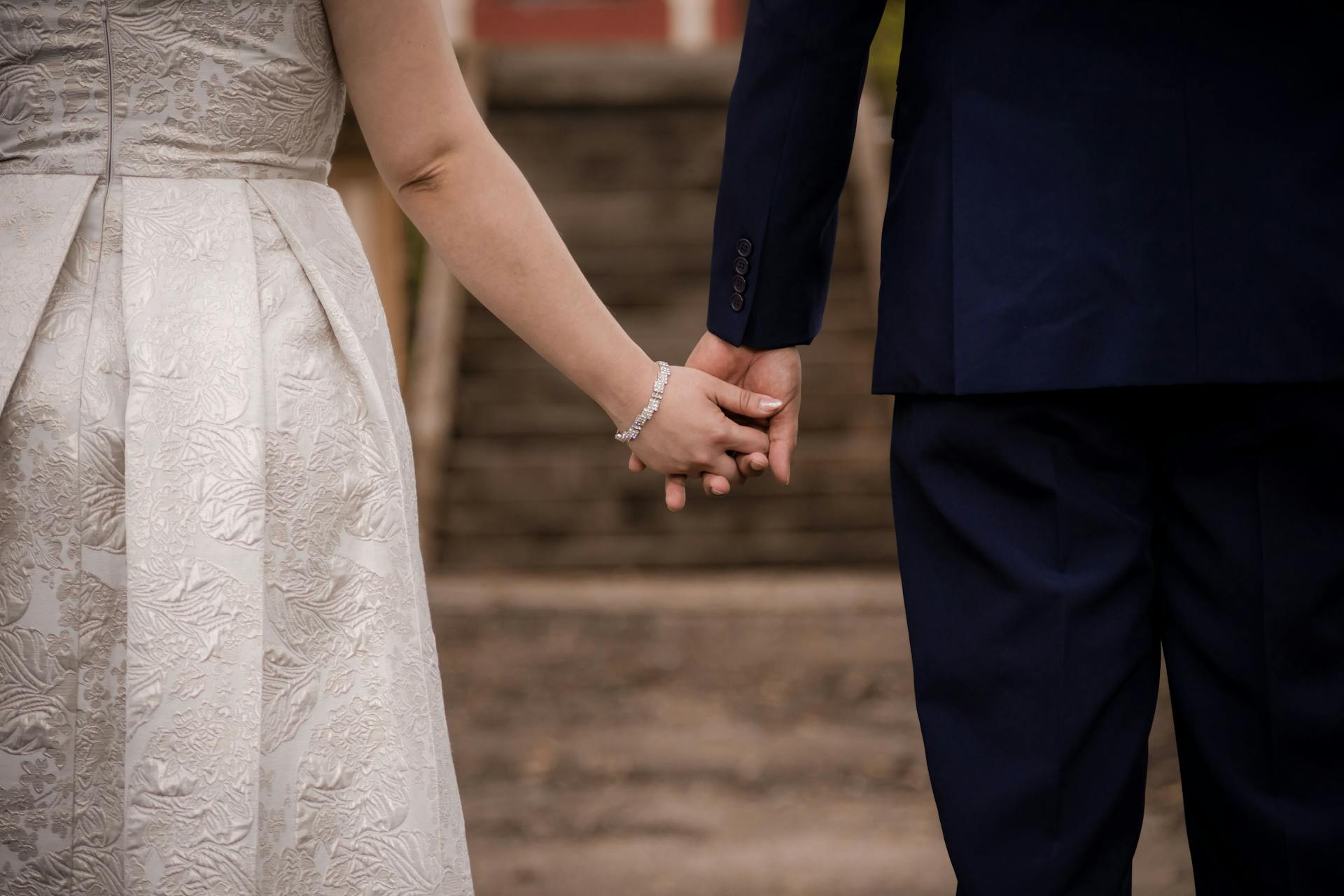 A couple holding hands | Source: Pexels