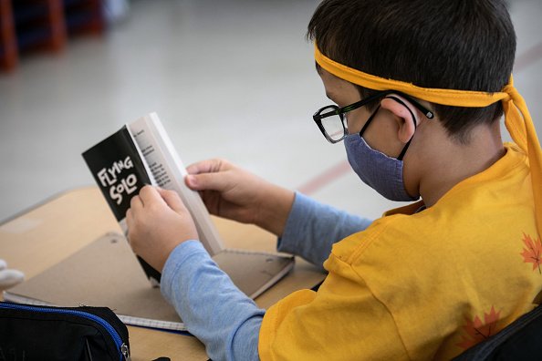Certaines écoles poursuivent l'apprentissage en classe tandis que d'autres ferment leurs portes en raison des pics de COVID-19.| photo : Getty Images