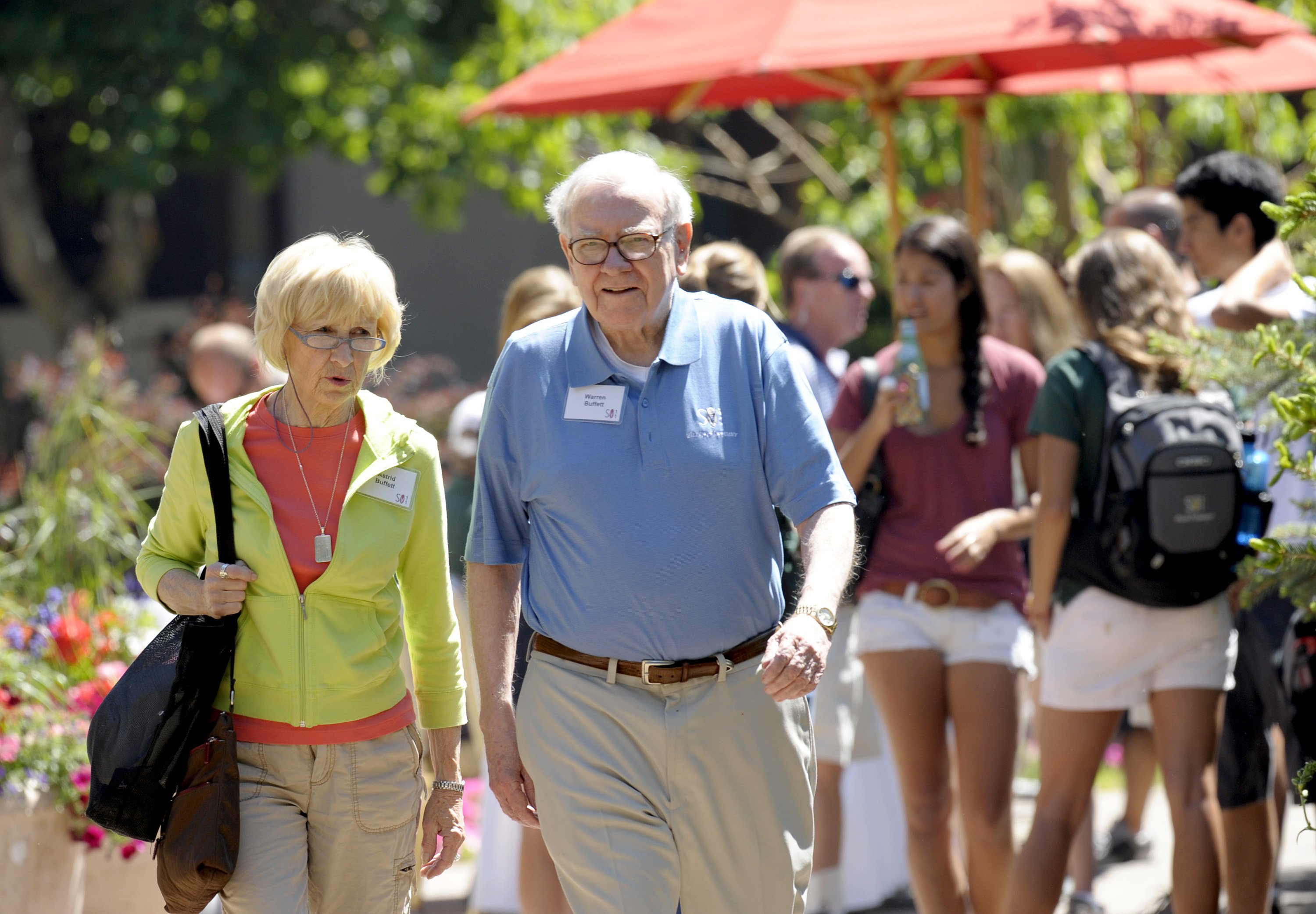 Astrid Menks and Warren Buffett, 2011. | Source: Getty Images