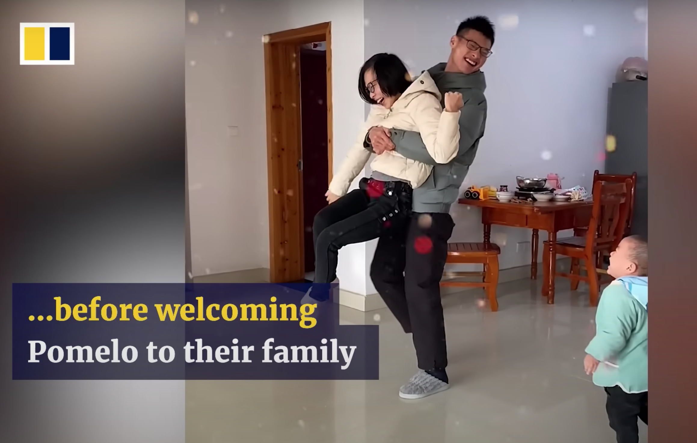 Pomelos Eltern versuchen, das Leben so normal wie möglich zu leben. | Quelle: Youtube.com/South China Morning Post