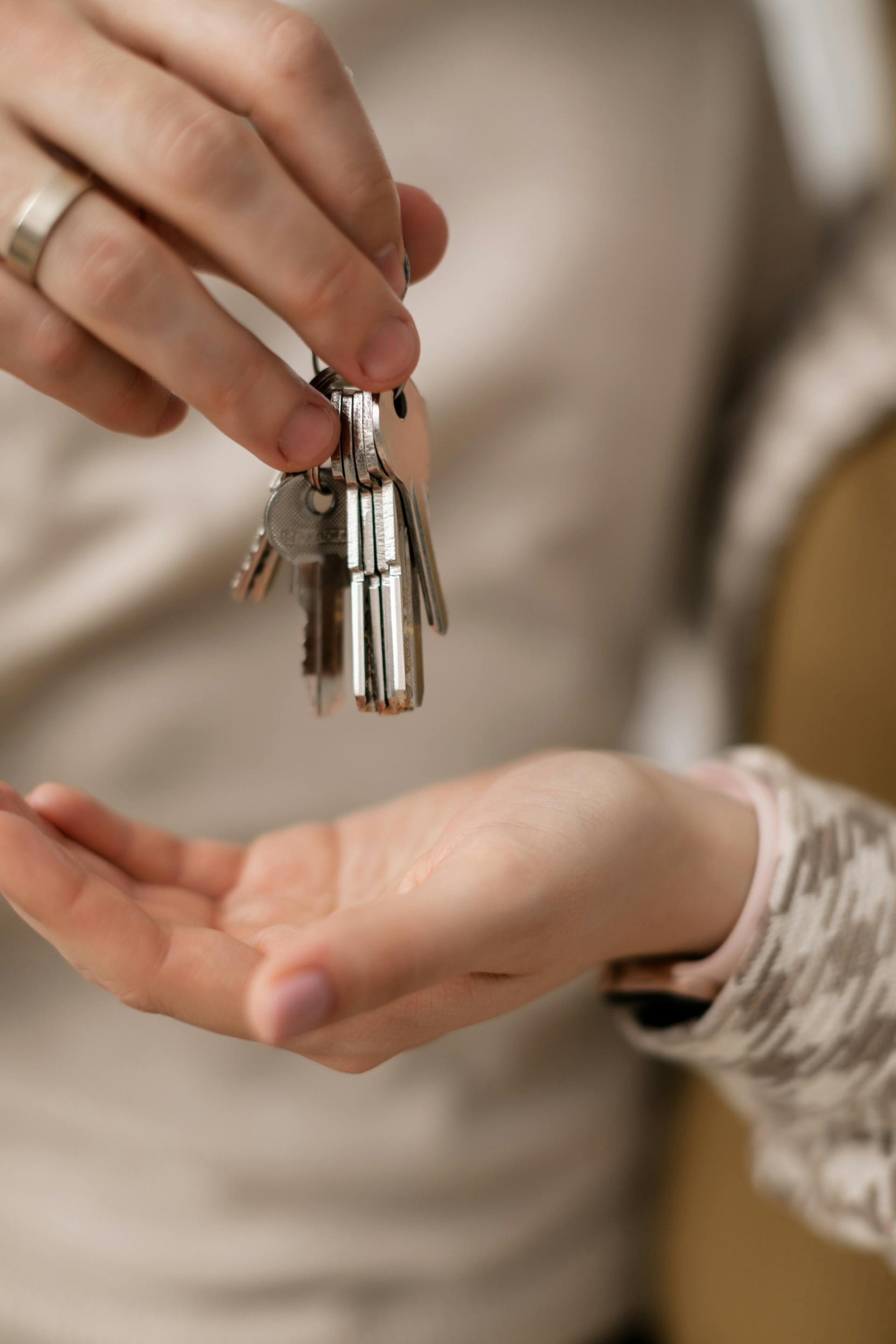 A person holding house keys | Source: Pexels