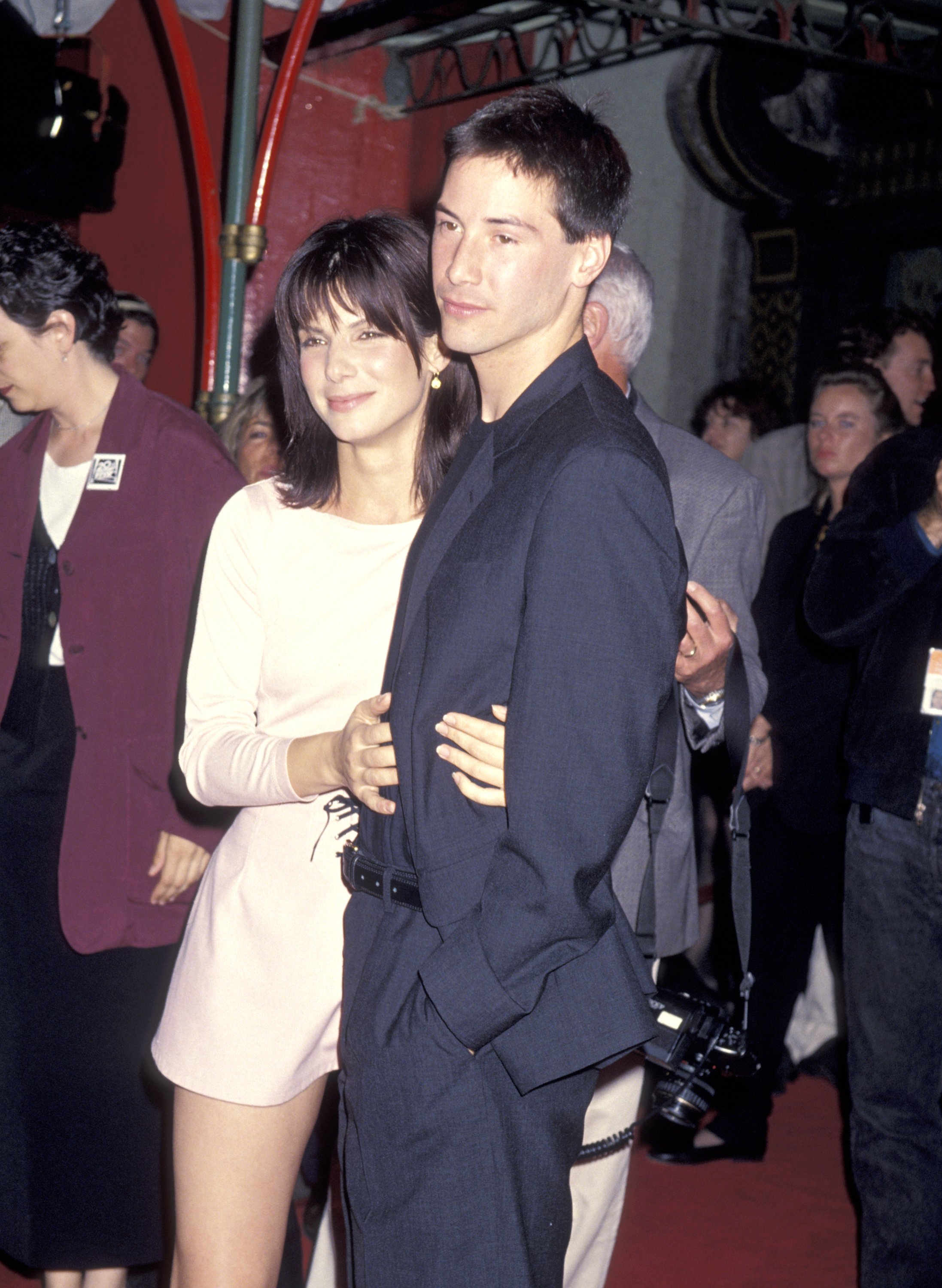 Keanu Reeves y Sandra Bullock en el estreno de "Speed" en California en 1994. | Foto: Getty Images